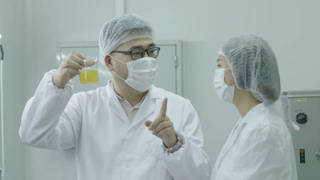 在他心中，她比所有化妝品都珍貴——一位大叔365天的真情造廠記